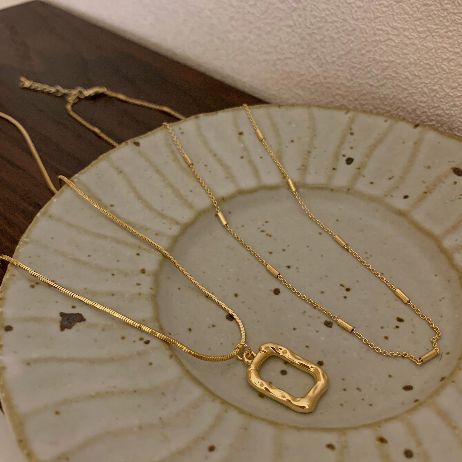 The new geometric square double-layer necklace for women's summer in 2021, with a niche design sense on Instagram, is versatile and a trend of layering collarbone chains