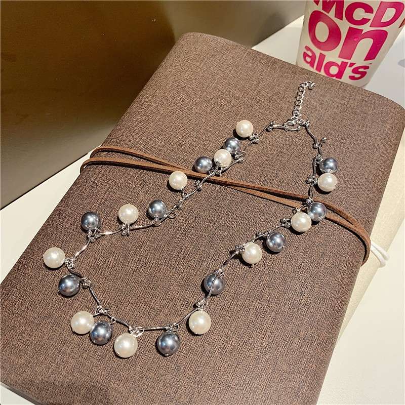 A retro gray and white pearl short necklace designed by a niche designer in the Korean style, a popular collarbone chain for women Application Scenario