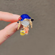 Big hat girl brooch