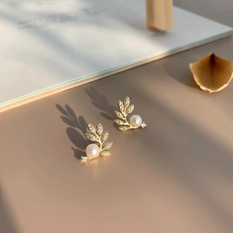 Stud earrings. -198 thumbnail