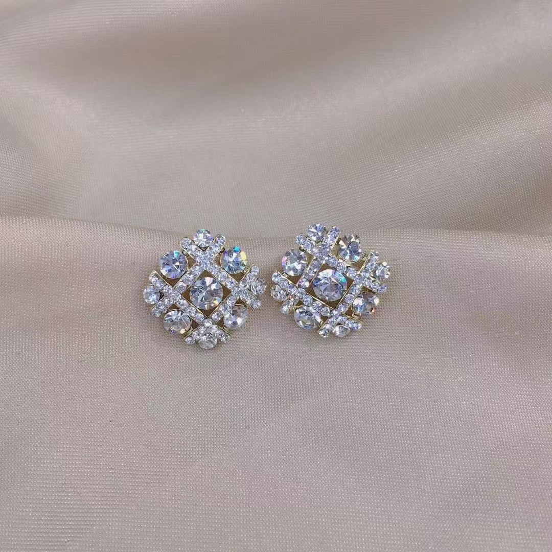 High-quality handcrafted diamond-encrusted 14K real gold electroplated earrings that retain color for a long time and exude a simple and elegant style