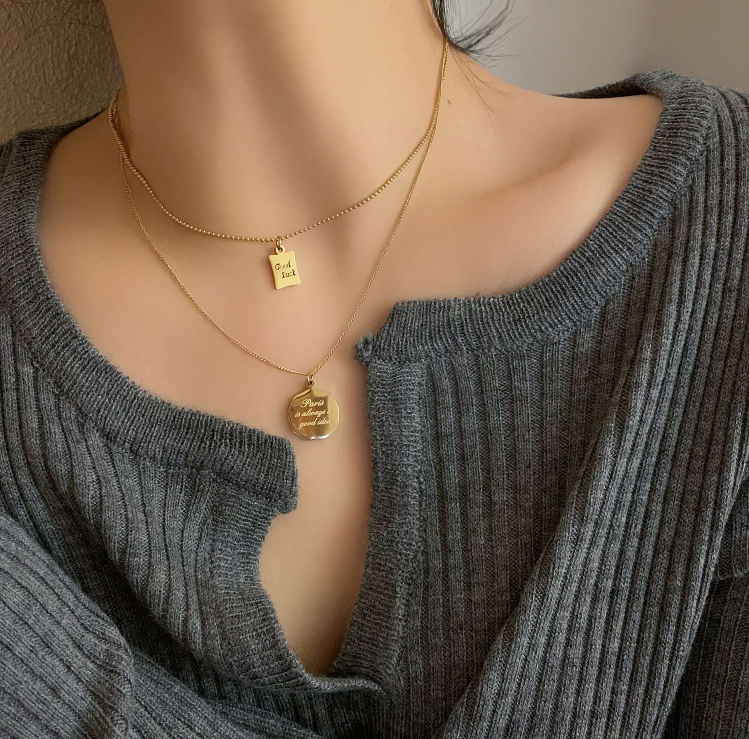 The non-fading letter brand double-layer layered necklace is a niche design for women with a cold and elegant style on Instagram. It is a collarbone chain Application Scenario