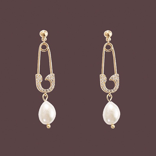 Paper clip pearl earrings, French style, vintage elegance.