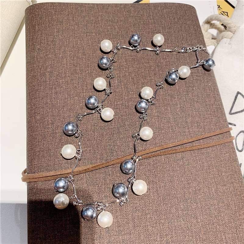 A retro gray and white pearl short necklace designed by a niche designer in the Korean style, a popular collarbone chain for women Specification image