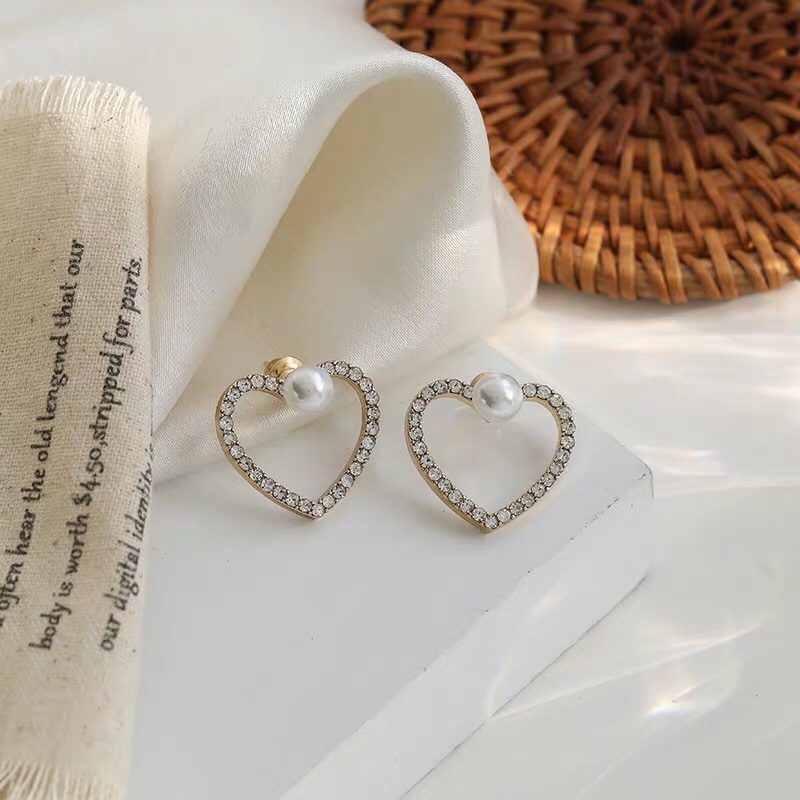The new summer hollowed-out rhinestone heart-shaped stud earrings from Dongdaemun, South Korea, are simple and luxurious