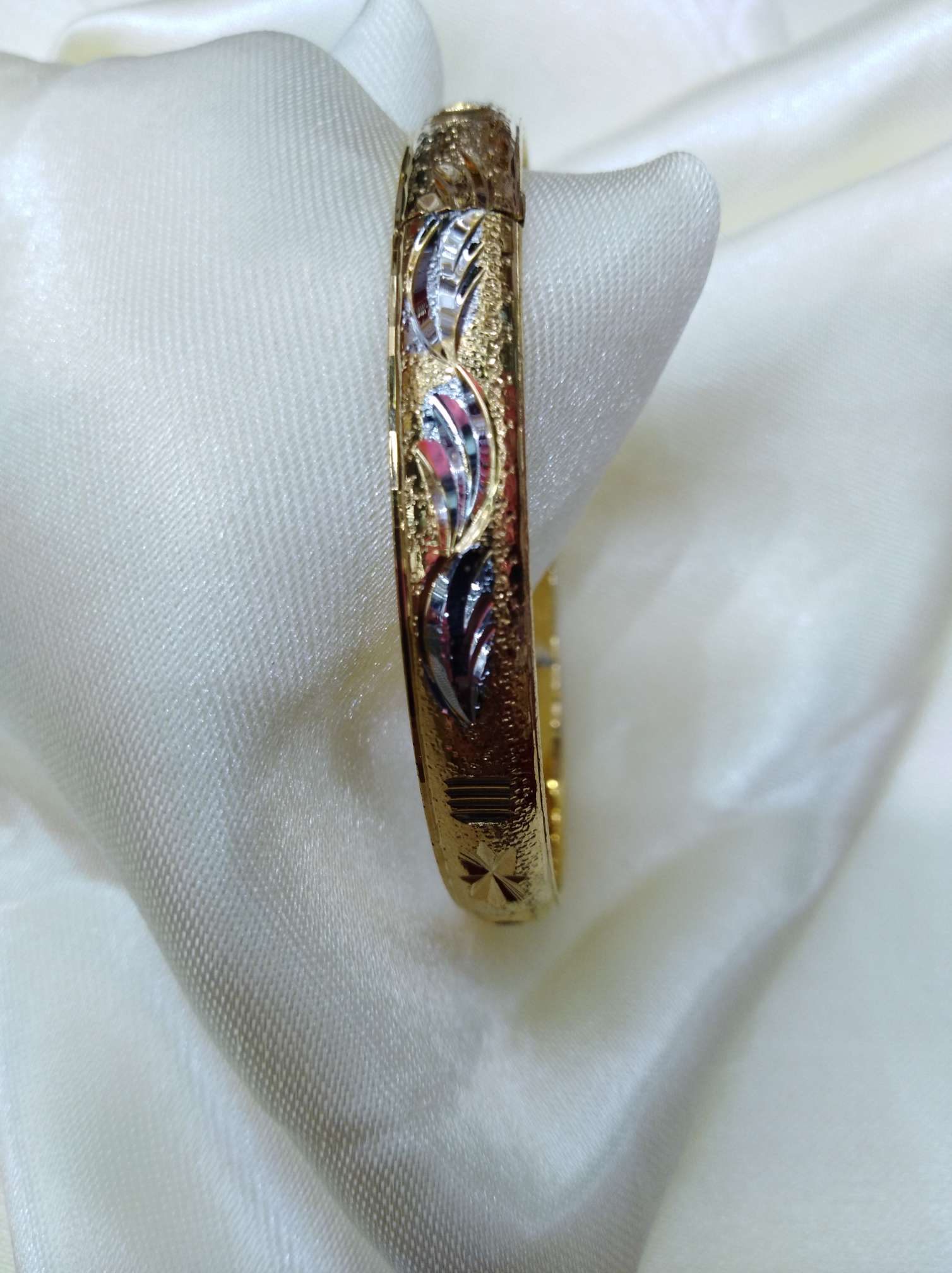 A popular dual-color gold bracelet with color retention, 10 o detail image 1