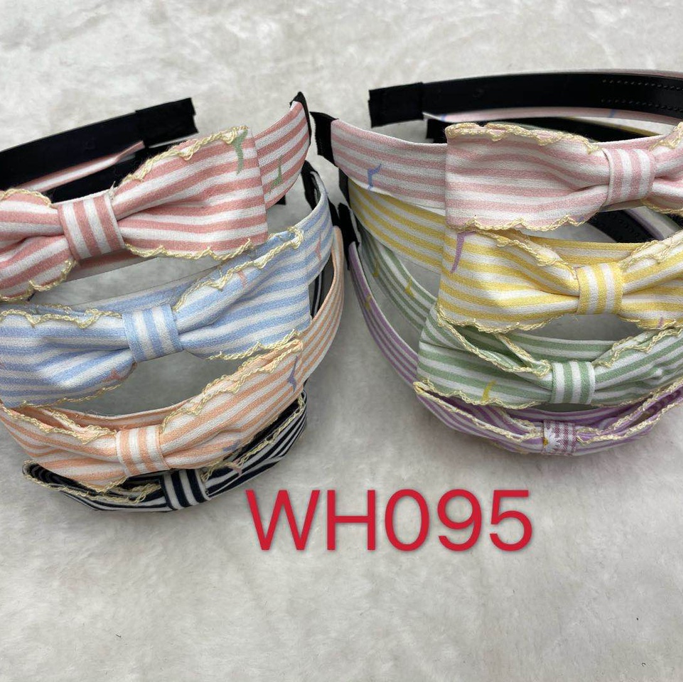 The small bow tie buckle with a light striped e pattern