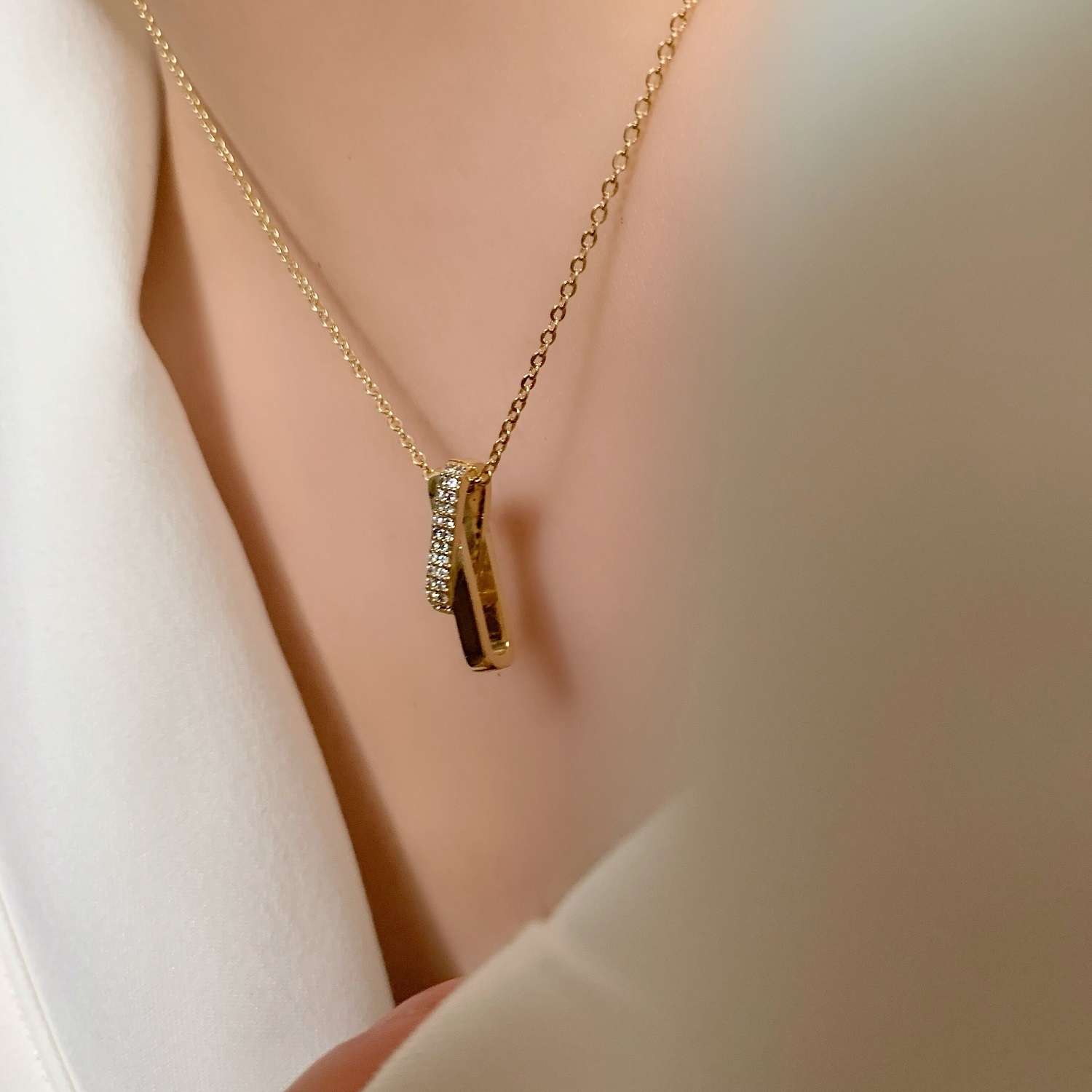 A simple and versatile luxury necklace with a Japanese and Korean style, featuring a unique and niche design for women in summer. It's a new fine collarbone chain Specification image