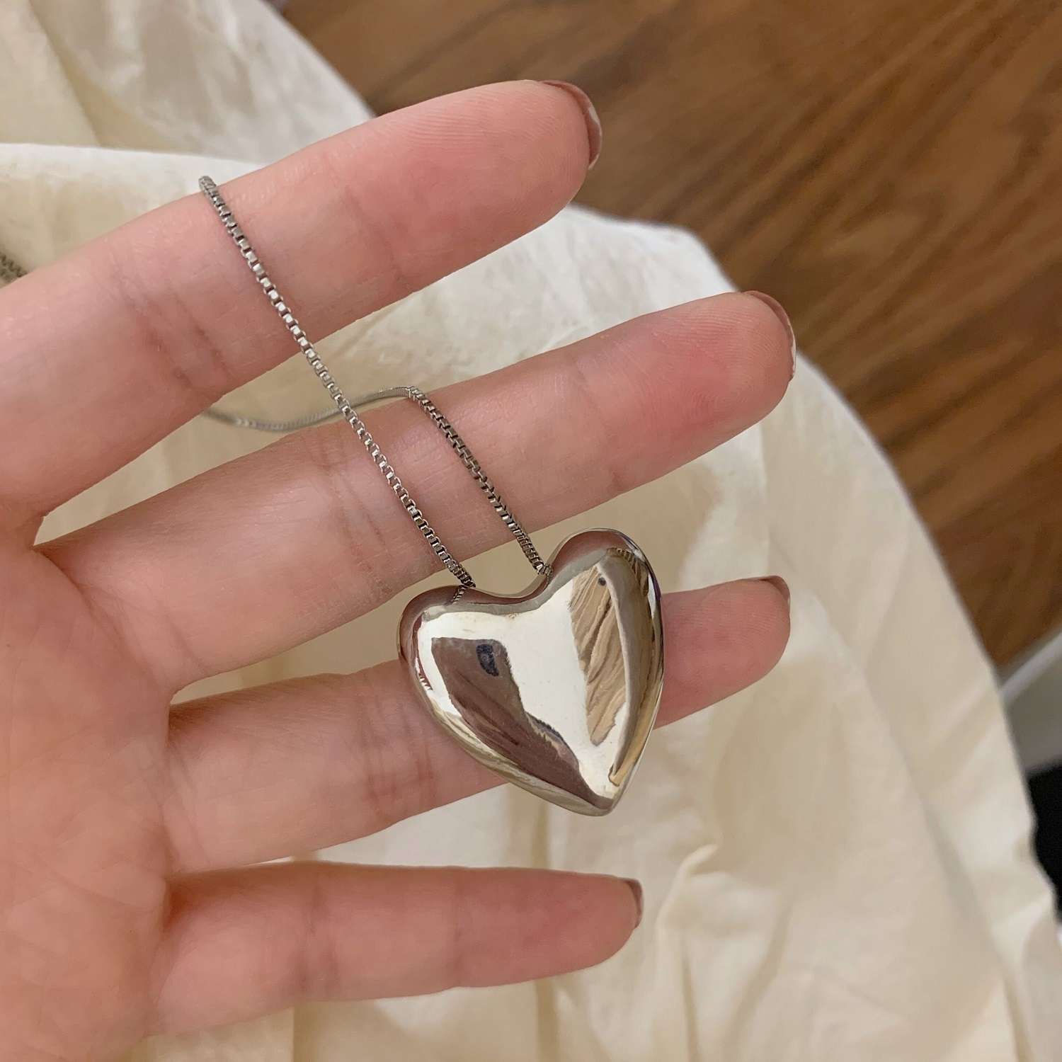 "Instagram cold style big heart pendant necklace for women, fashionable, simple, exaggerated and individual, Internet celebrity collarbone chain, trendy summer. Application Scenario