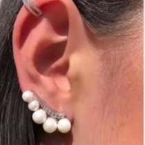 Five imitation pearl ear bones