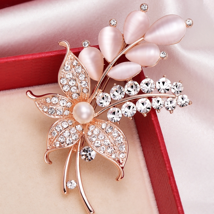 Leaf shell brooch