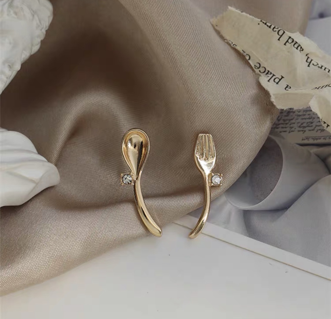 Light luxury, niche design, simple, fashionable, individual and trendy stud earrings Application Scenario