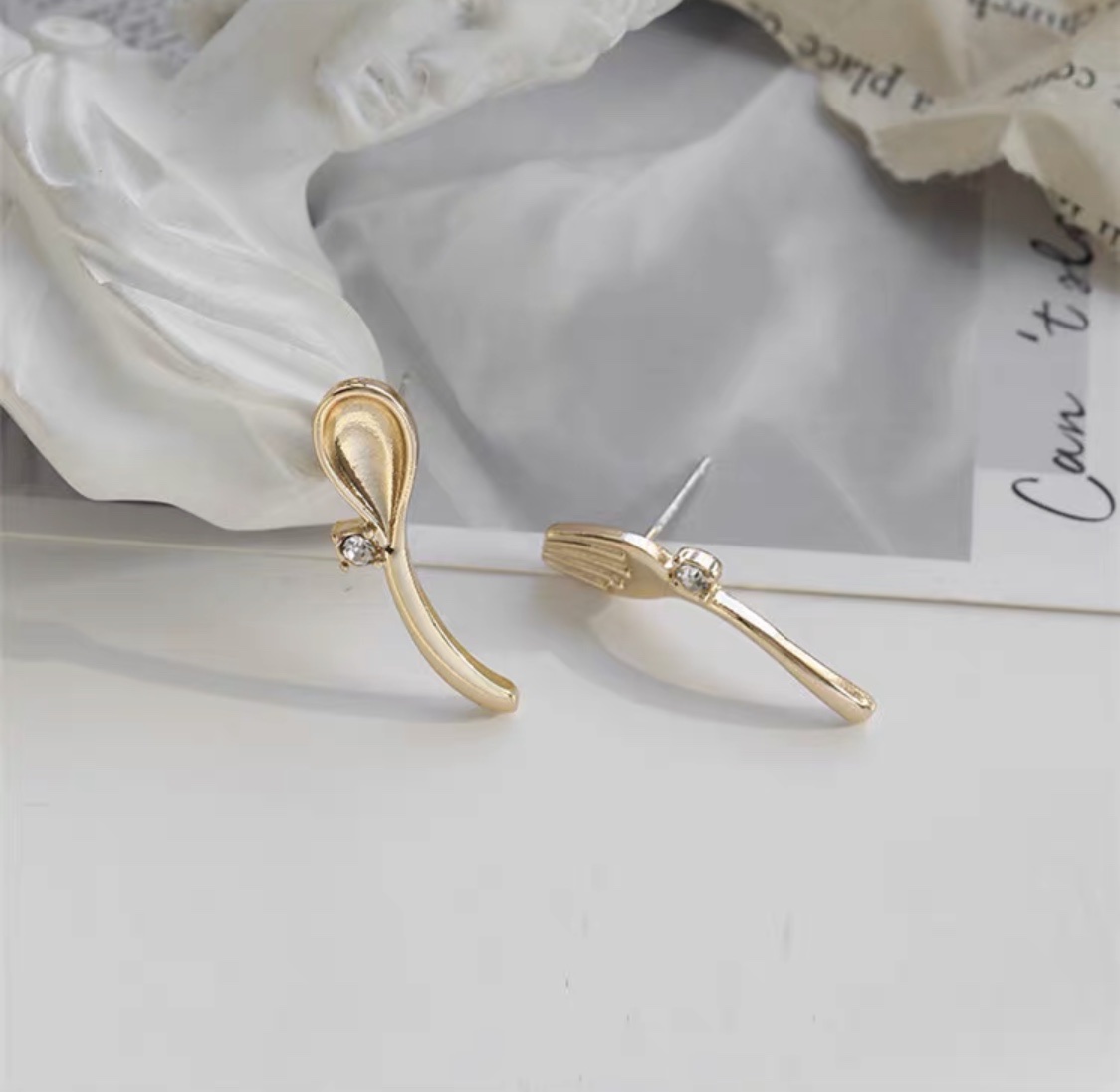 Light luxury, niche design, simple, fashionable, individual and trendy stud earrings Item Picture