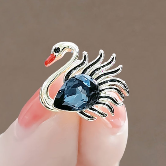 The goose swims the brooch in the water