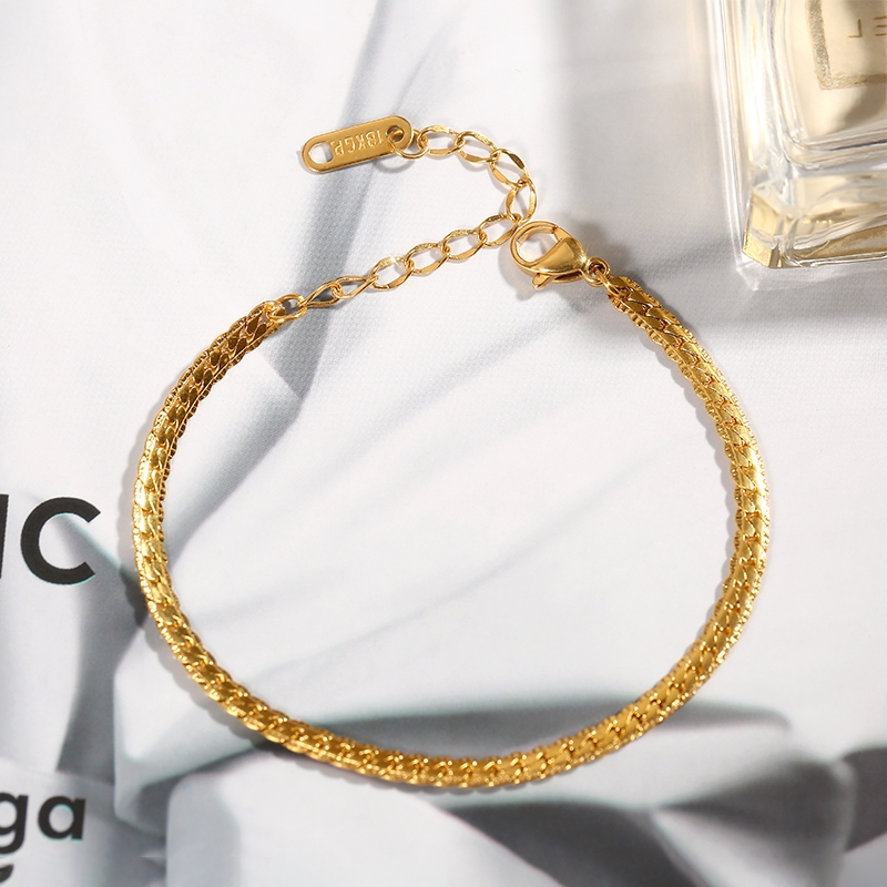 A simple and elegant girl with a bracelet, a cold and aloof friend, exuding a sense of high-end luxury and refinement. It doesn't fade and is a bold style