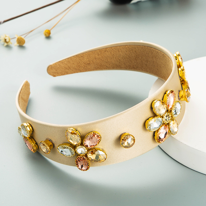 Retro and simple Baroque flower-shaped hair band Application Scenario