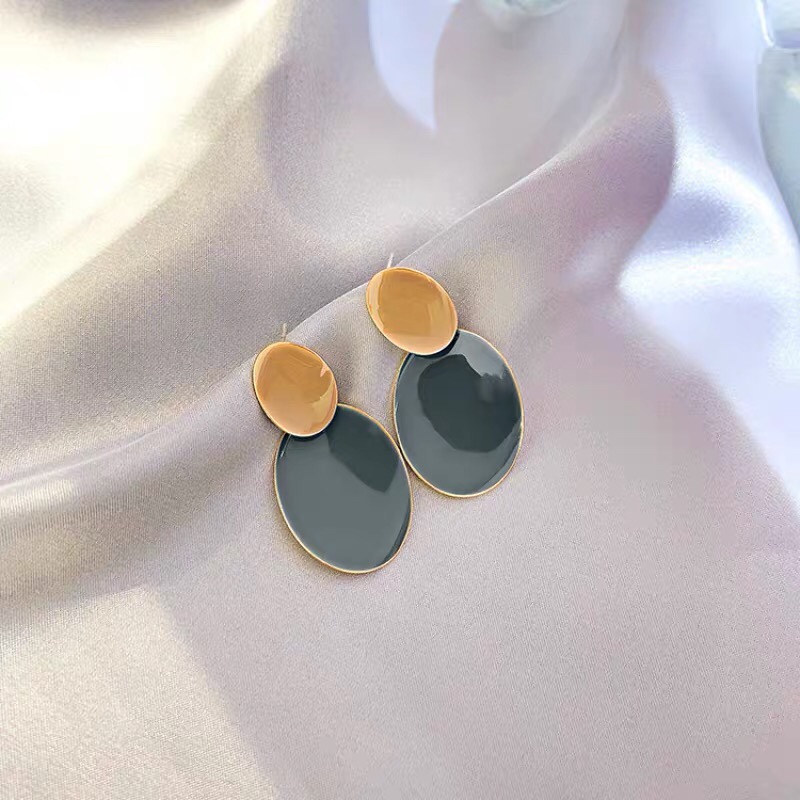 The new and fashionable Xiaoqingfeng summer stud earrings feature a simple and elegant style with a unique personality