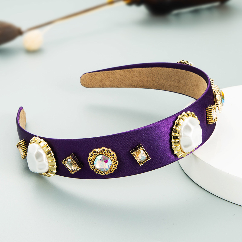 European-style geometric pearl-like alloy wide-edge headband inlaid with rhinestones Application Scenario