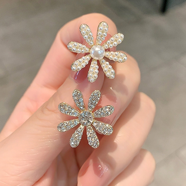 Different styles of brooches of different workmanship thumbnail