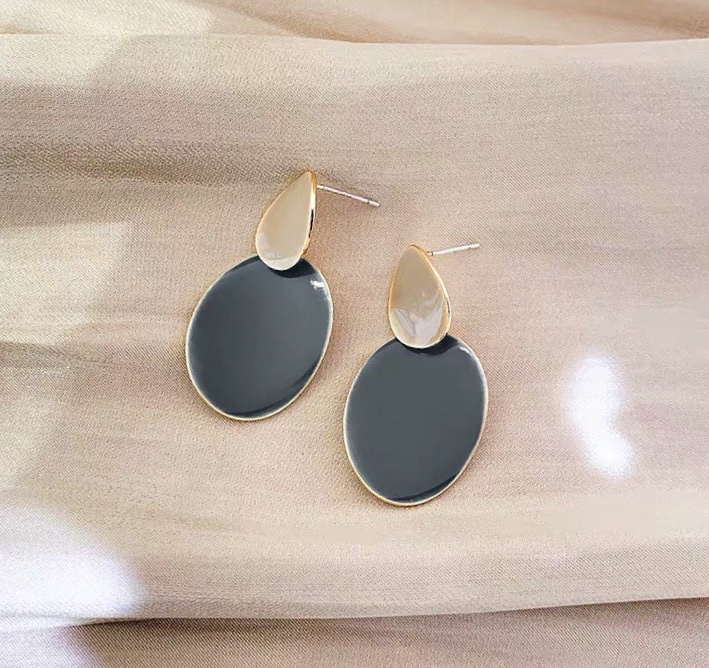 The new and fashionable Xiaoqingfeng summer stud earrings feature a simple and elegant style with a unique personality details Picture