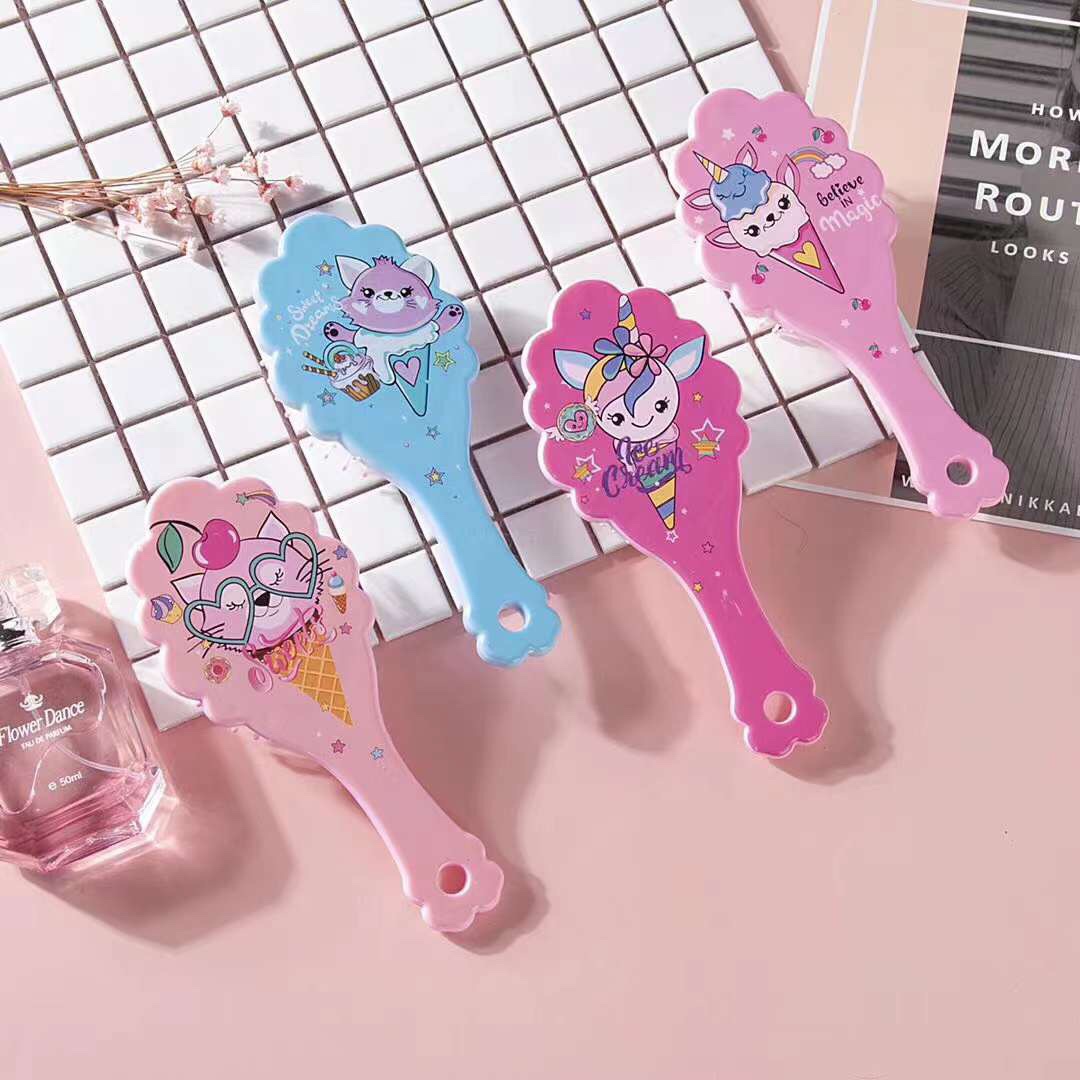 Bear 🐻 children 's massage comb, suitable for both adults and children, small, delicate and warm