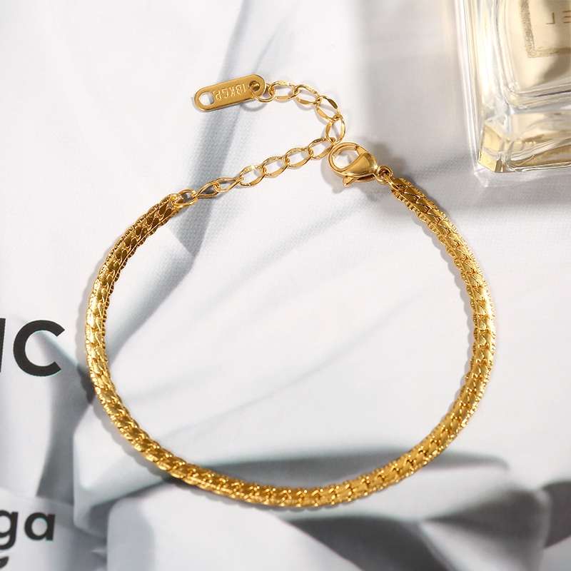 A simple and elegant girl with a bracelet, a cold and aloof friend, exuding a sense of high-end luxury and refinement. It doesn't fade and is a bold style Application Scenario