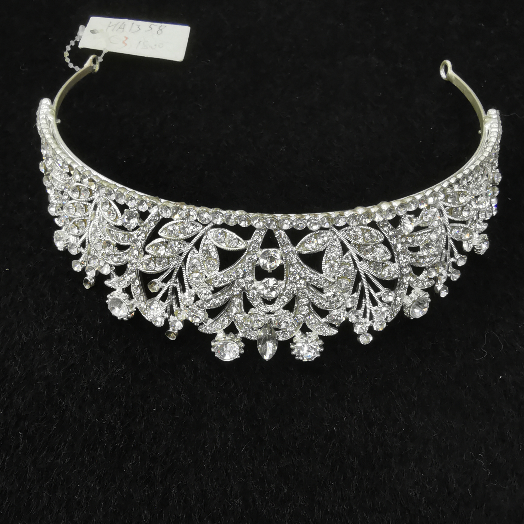 Korean retro luxury crown bridal headwear wedding dress photography with makeup