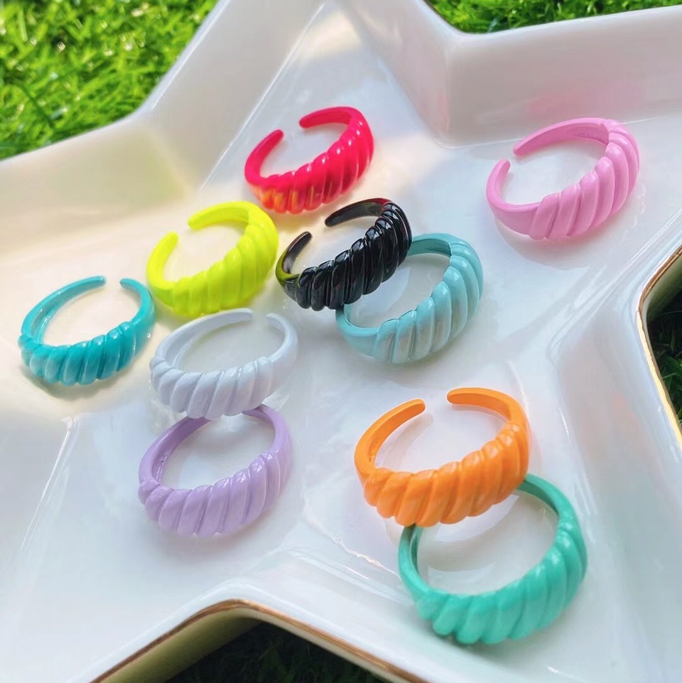 Spray-painted twill ring