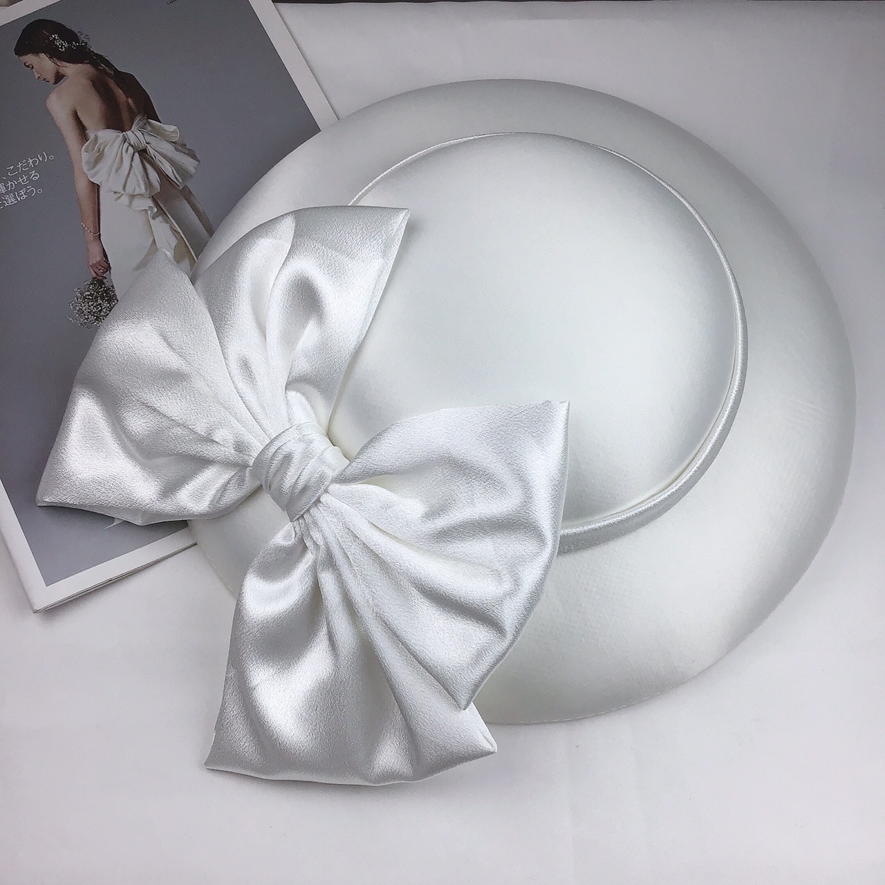 New product launch of European and American bride's top hat with exaggerated large bow, catwalk look hat, wedding photography bride's top hat