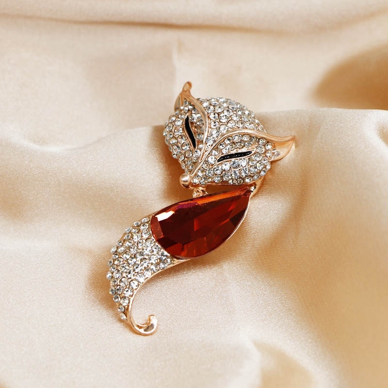 Lazy fox brooch
