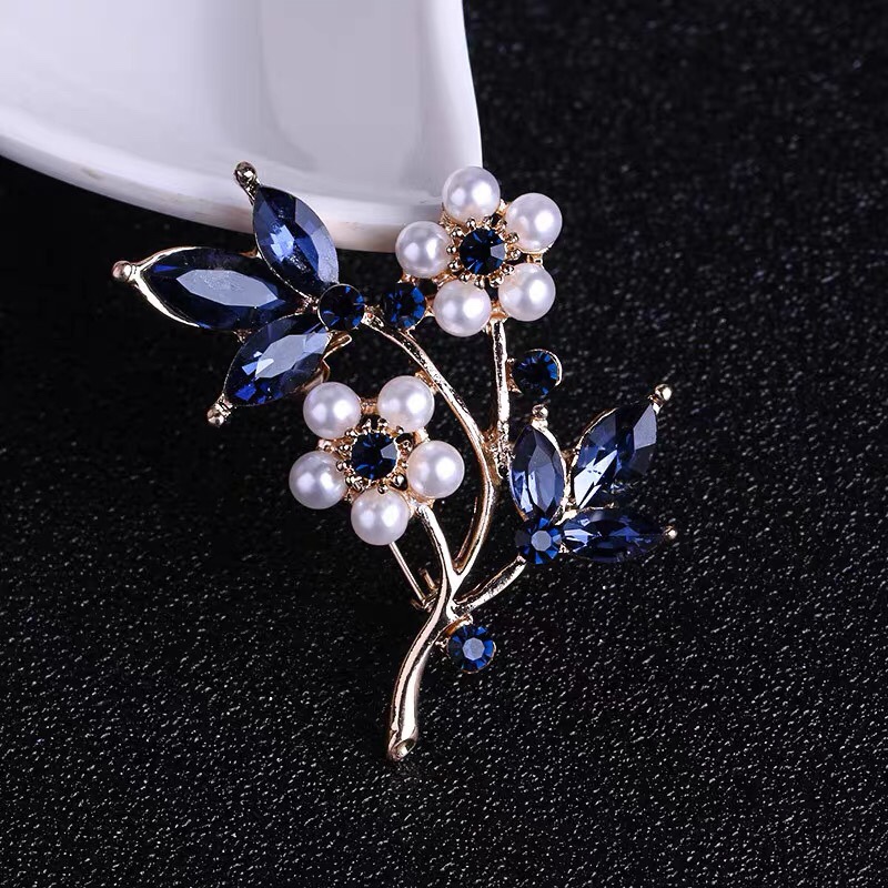 Leaf gem brooch
