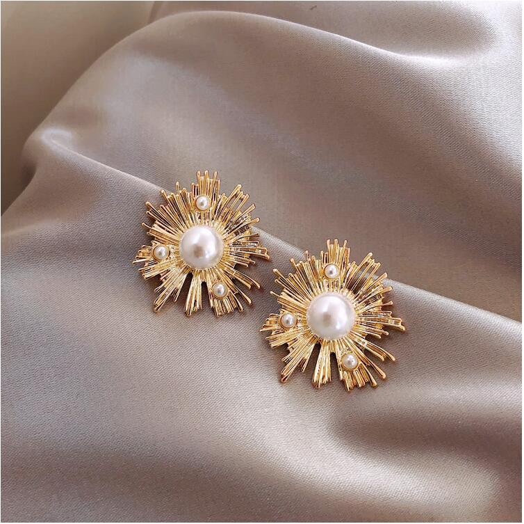 Sunflower style pearl earrings, temperament metal wind.