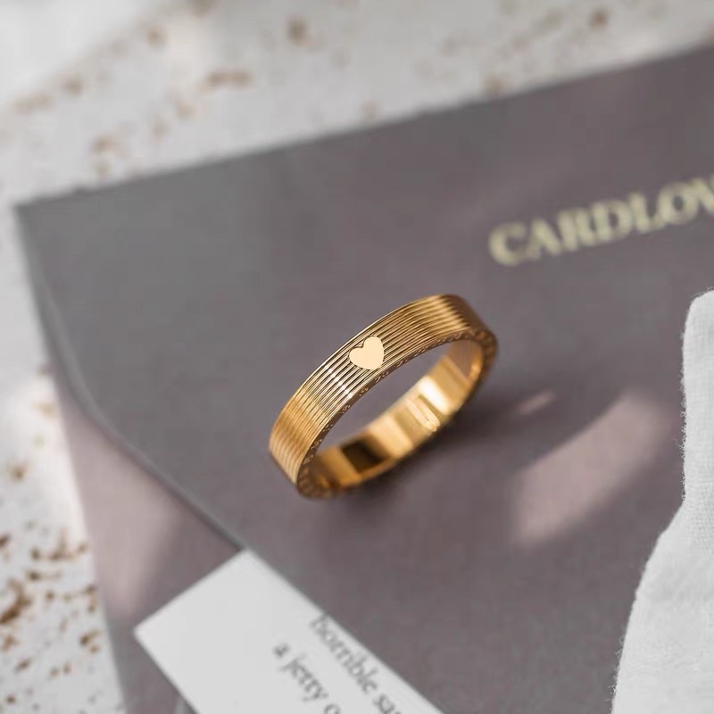 A retro, light luxury, exaggerated heart-shaped ring for women's index finger, with a niche European and American style and fashion Specification image
