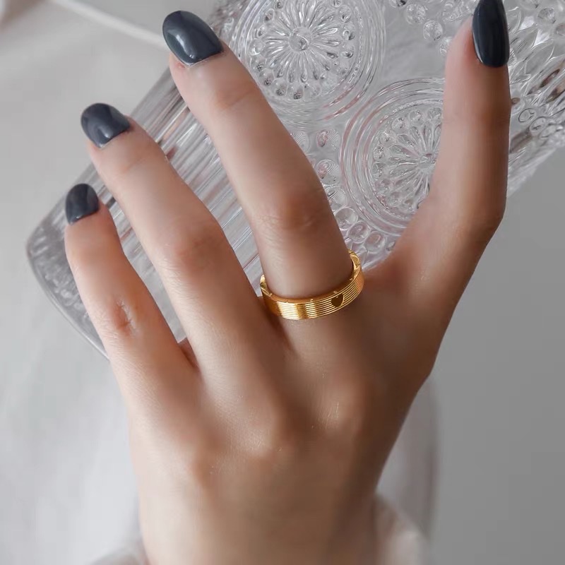 A retro, light luxury, exaggerated heart-shaped ring for women's index finger, with a niche European and American style and fashion details Picture