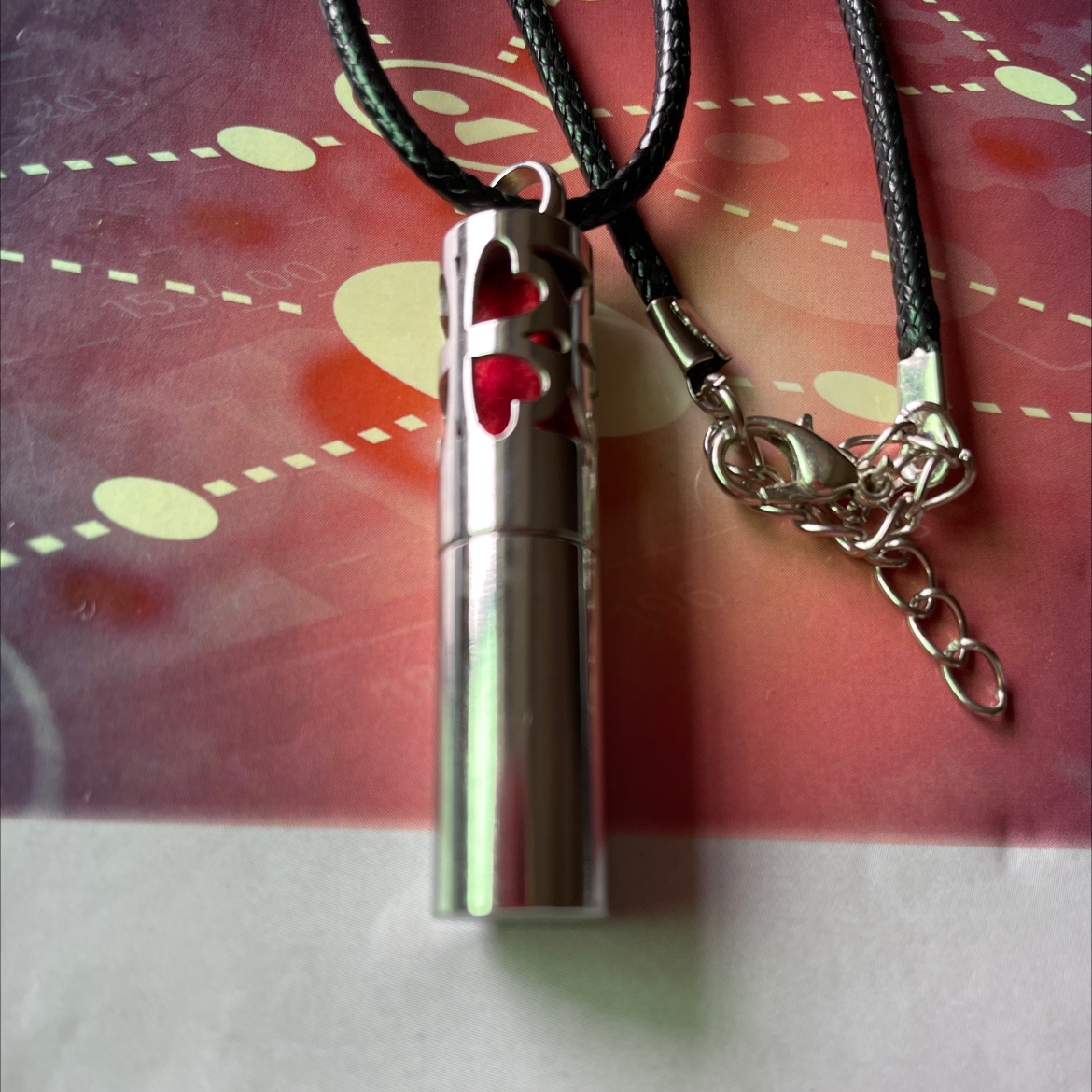 Stainless steel 3-section perfume and aromatherapy pendant D Application Scenario