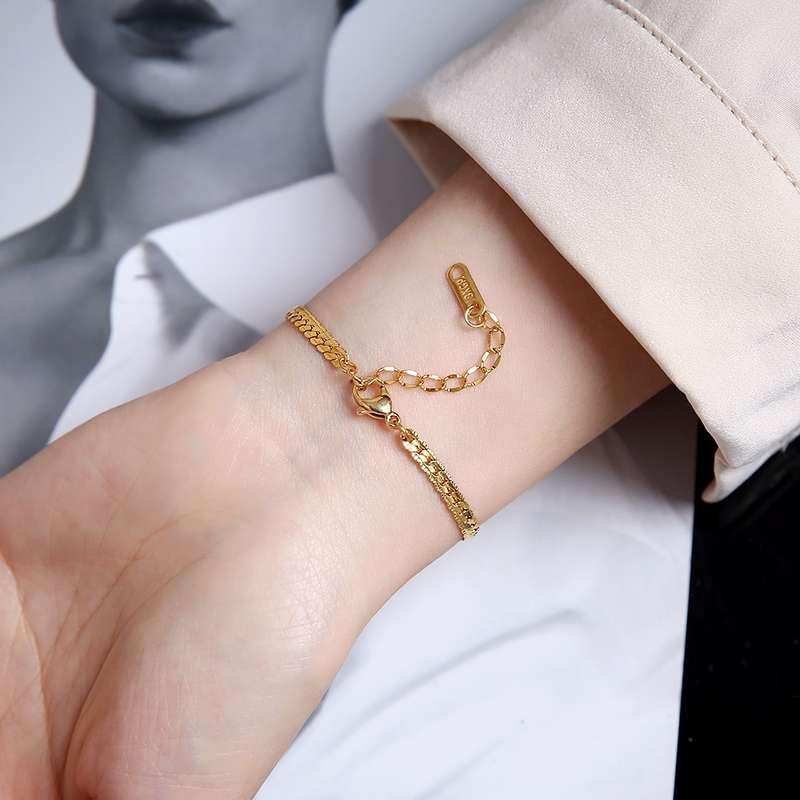 A simple and elegant girl with a bracelet, a cold and aloof friend, exuding a sense of high-end luxury and refinement. It doesn't fade and is a bold style Item Picture
