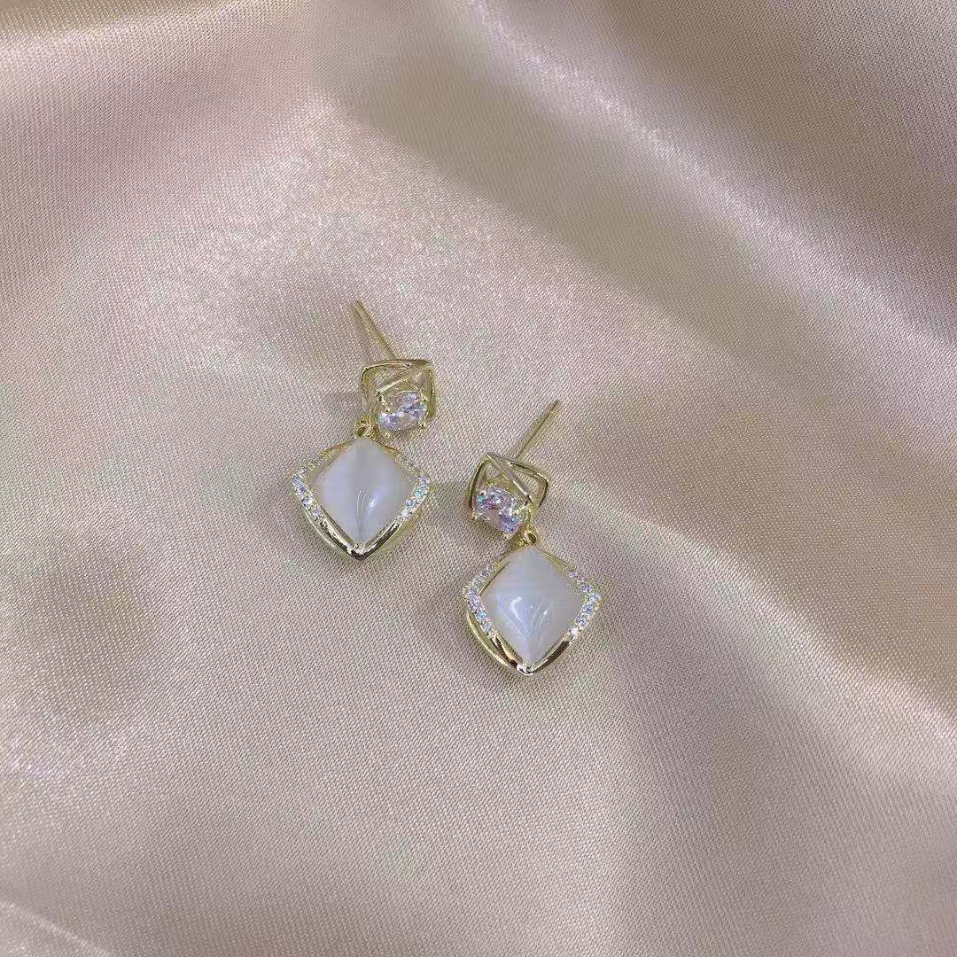 Pequeños y delicados pendientes de opal coreanos temperamento simple superfairy multiplos pendientes de estilo corto diseño de nicho