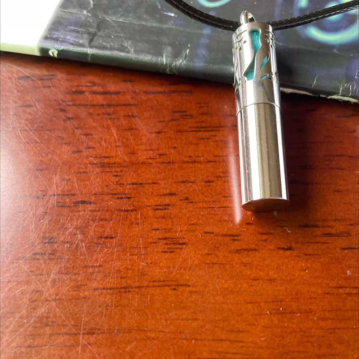 Stainless steel 3-section perfume and aromatherapy pendant E Application Scenario