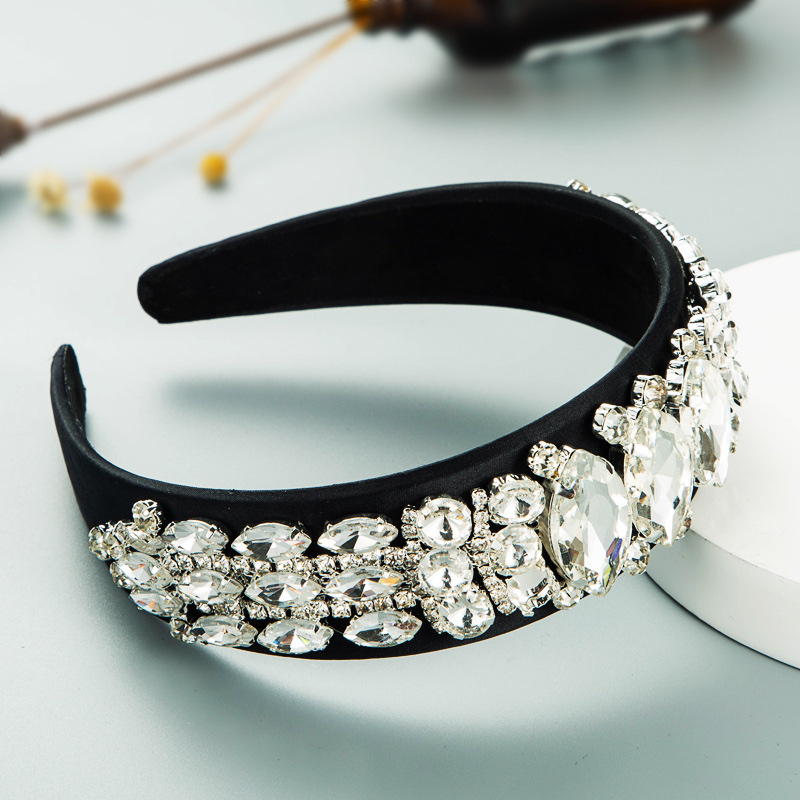 The exaggerated glass with a European and American personality is full of drill bits and white Specification drawing