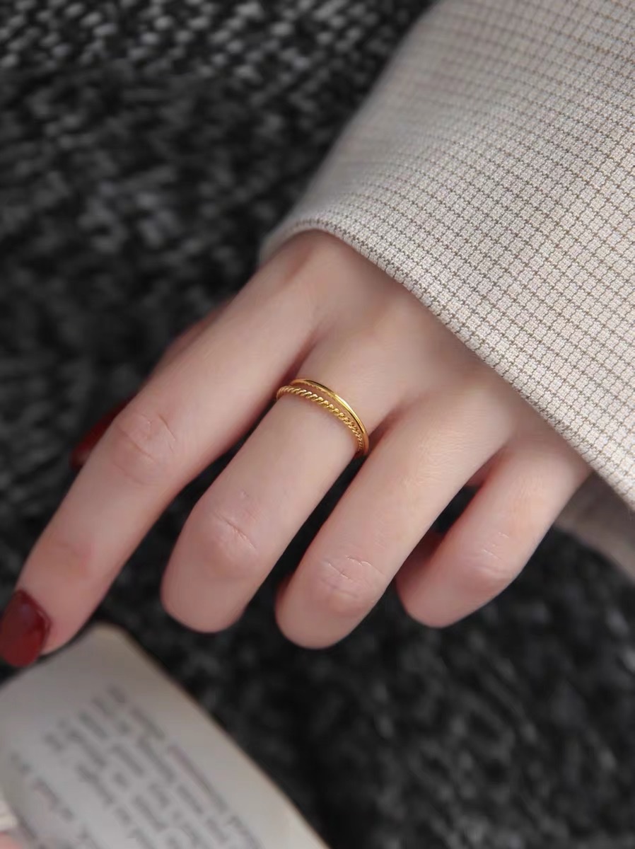 A light luxury and exaggerated double ring for women's index finger, with a niche European and American style and fashion Application Scenario