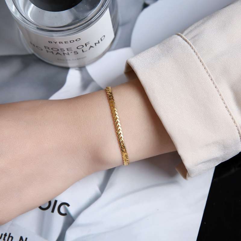 A simple and elegant girl with a bracelet, a cold and aloof friend, exuding a sense of high-end luxury and refinement. It doesn't fade and is a bold style details Picture