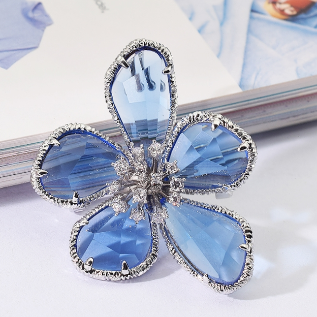 Clear 5 petal flower brooch