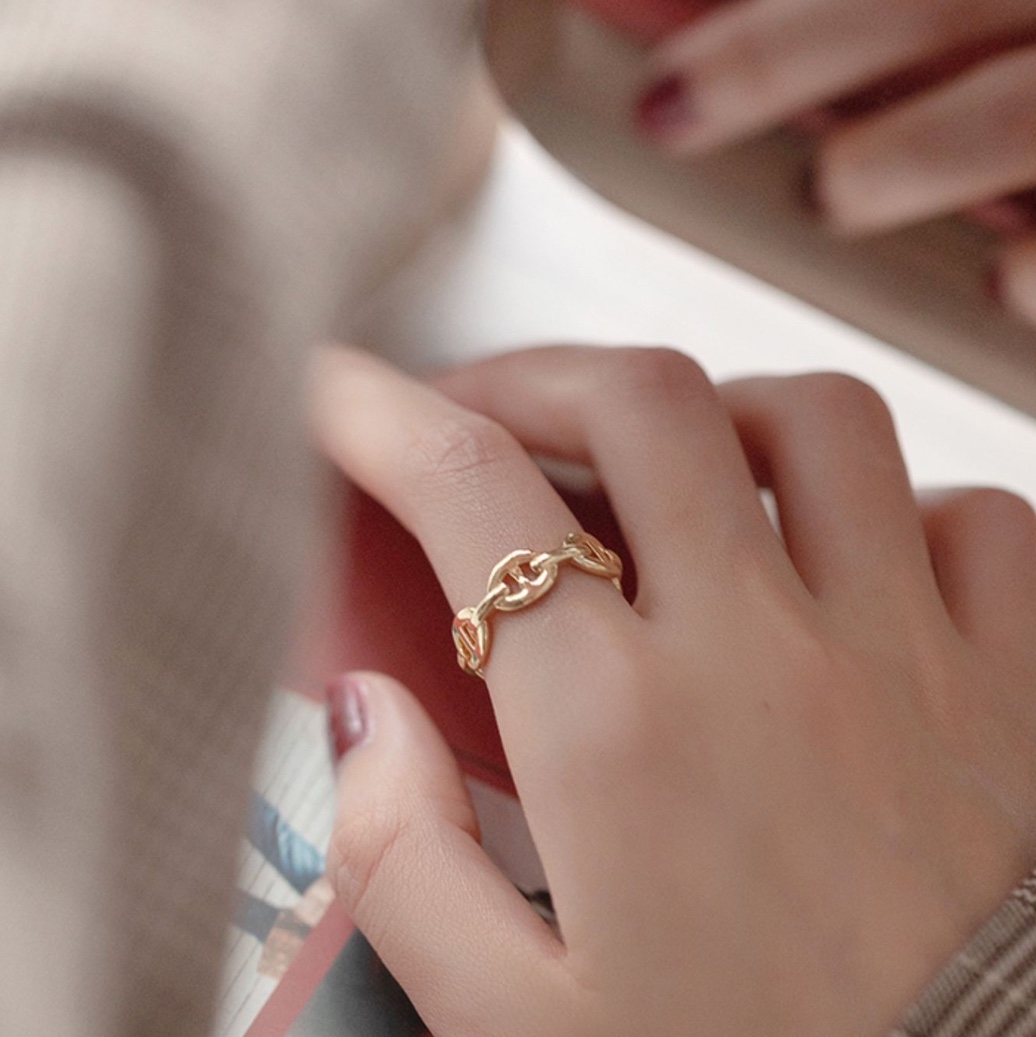 The pig nose ring is a fashionable, unique, and niche forest-themed retro cold style index finger ring. It's a hip-hop and simple ring trend