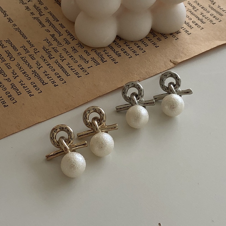 Chic style, French charm, pearl earrings, charming temperament.