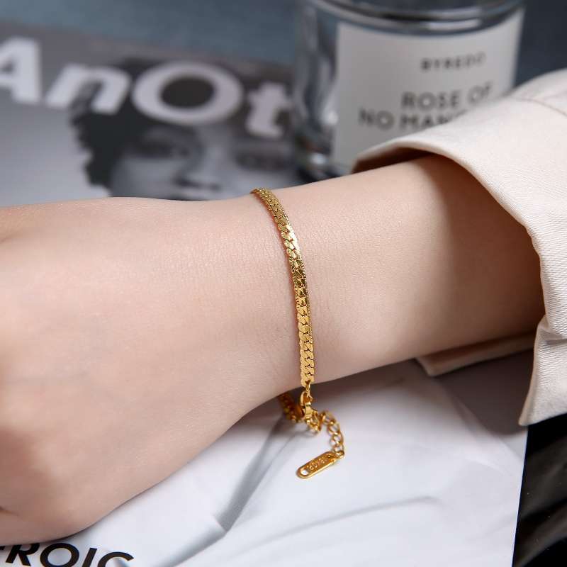 A simple and elegant girl with a bracelet, a cold and aloof friend, exuding a sense of high-end luxury and refinement. It doesn't fade and is a bold style Specification image
