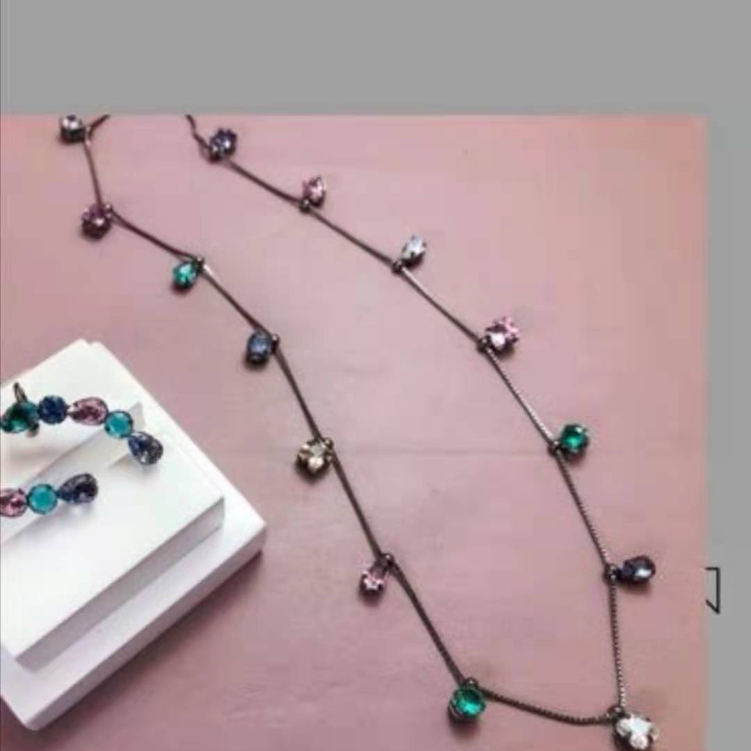 Hang a zircon necklace with ear bone clips