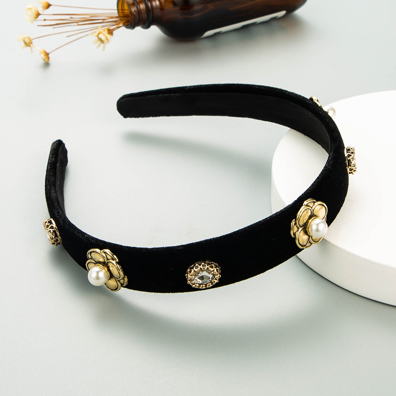 Retro and simple Baroque-style alloy flower pearl glass drill bit band Application Scenario