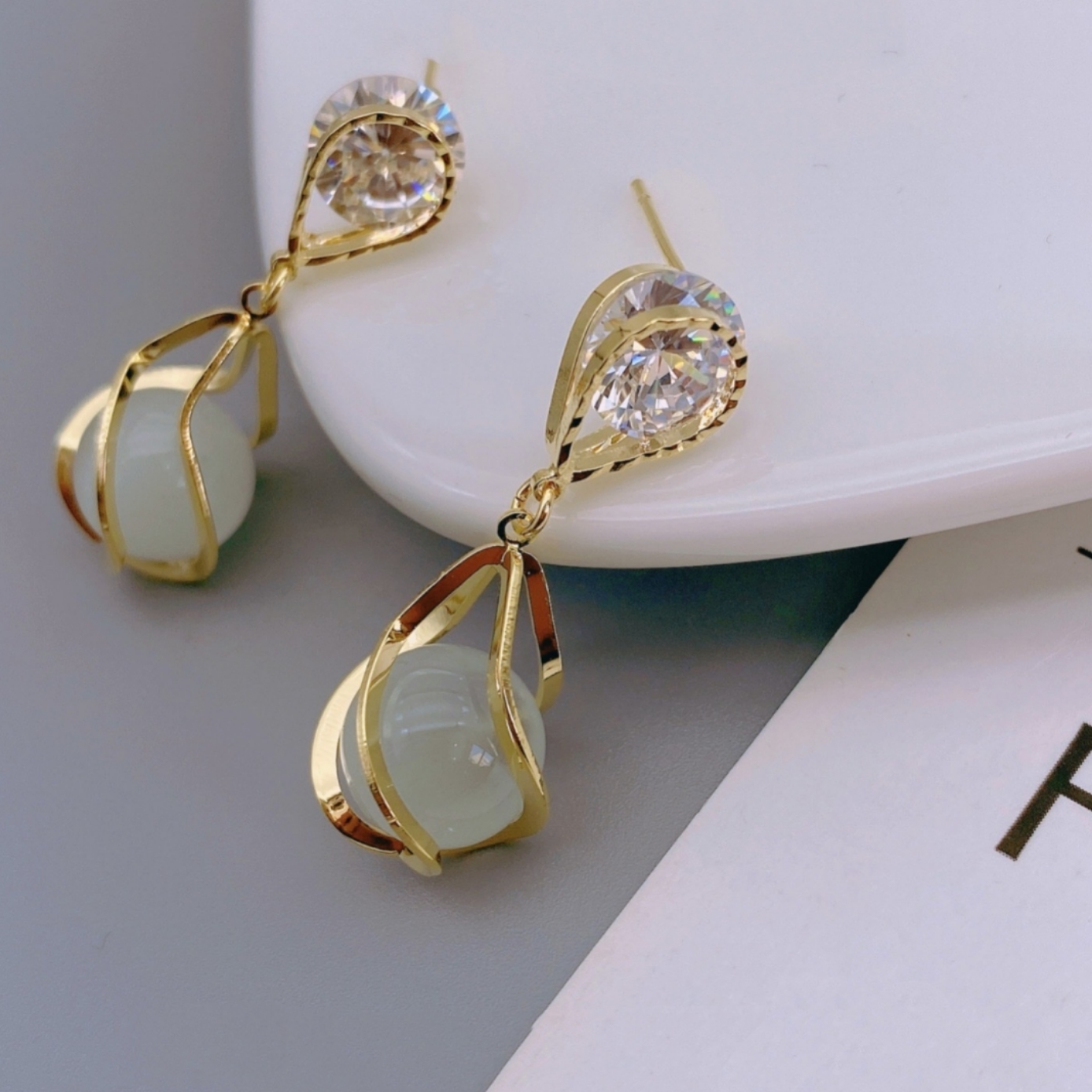 Cat-eye earrings, high-end and elegant stud earrings, new trendy summer style, the same as the popular ones