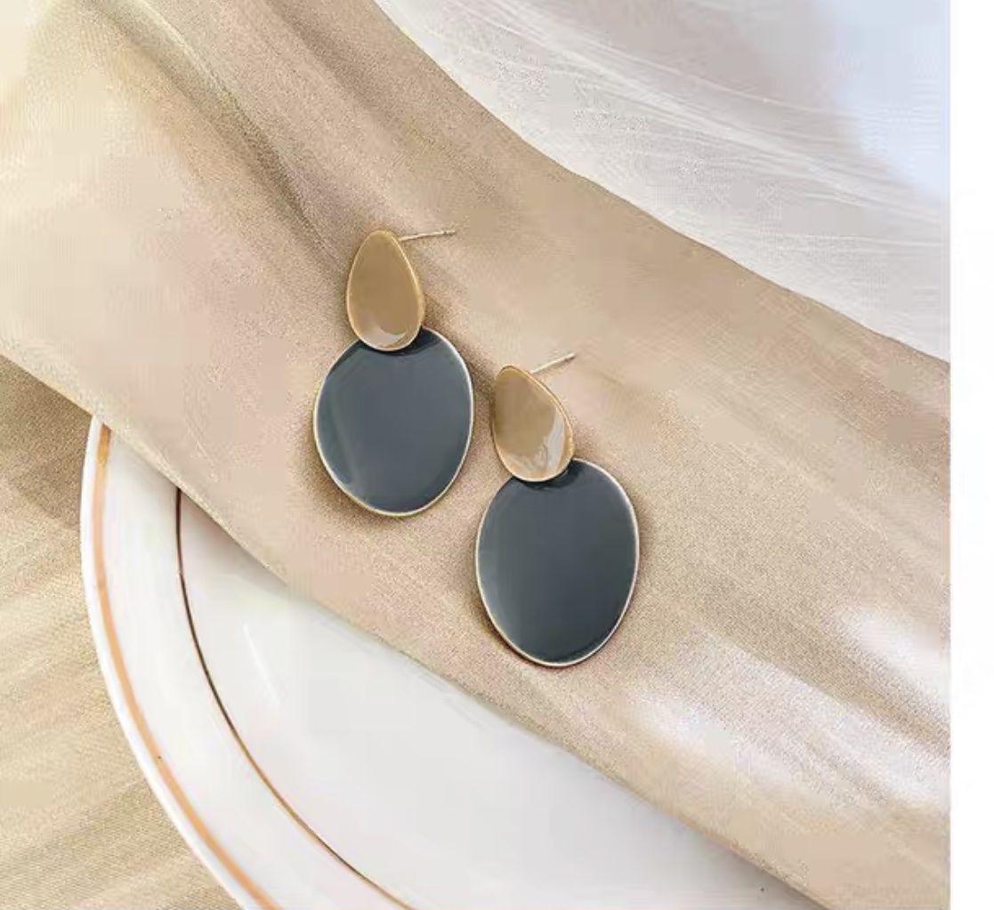 The new and fashionable Xiaoqingfeng summer stud earrings feature a simple and elegant style with a unique personality Application Scenario