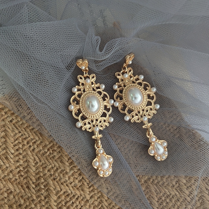 Baroque retro palace pearl earrings, elegant temperament, retro charm.